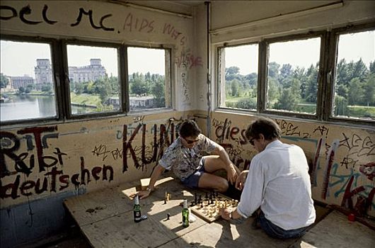 柏林墙,两个男人,玩,下棋,老,边界,了望塔,建筑,远景,柏林,德国,欧洲