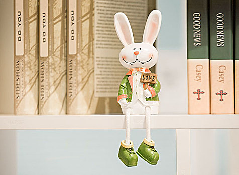 玩具兔子,书架和书atoyrabbit,bookshelfandbooks