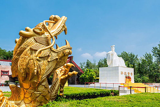 河南郑州新郑黄帝故里景区的中国龙雕塑