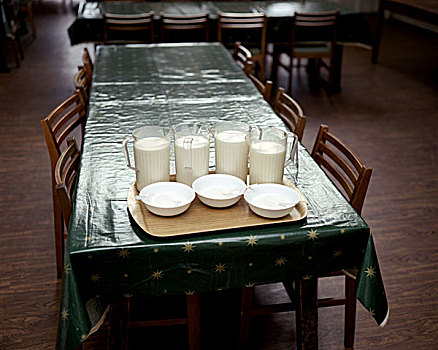 四个,罐,牛奶,三个,白色,碗,褐色,托盘,桌子,遮盖,绿色,漆布,英国