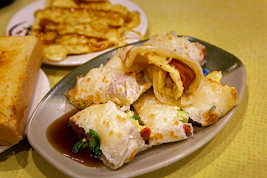 台湾人很喜欢也很好吃的早餐,火腿蔬菜蛋饼