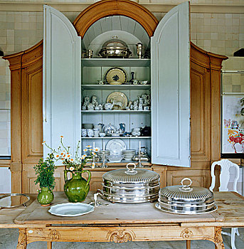 银,圆顶,展示,厨房用桌,大,弯曲,柜橱,银器,蓝色,白色,瓷器