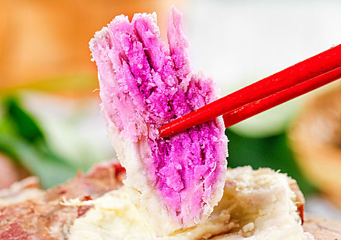 筷子夹着冰淇红薯果肉
