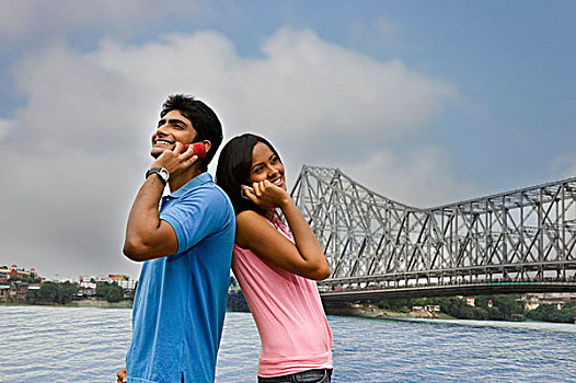 伴侣,交谈,手机,桥,背景,河,加尔各答,西孟加拉,印度