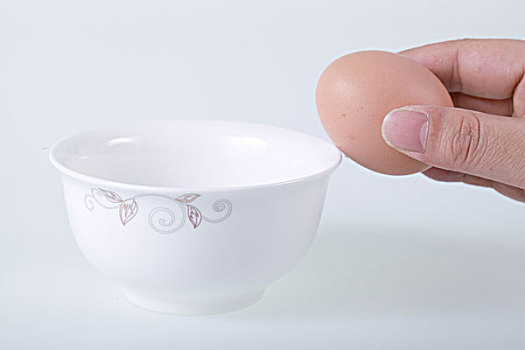 一只手往碗里打鸡蛋