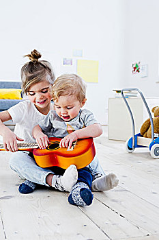 兄弟姐妹,演奏,玩具,吉他,在家