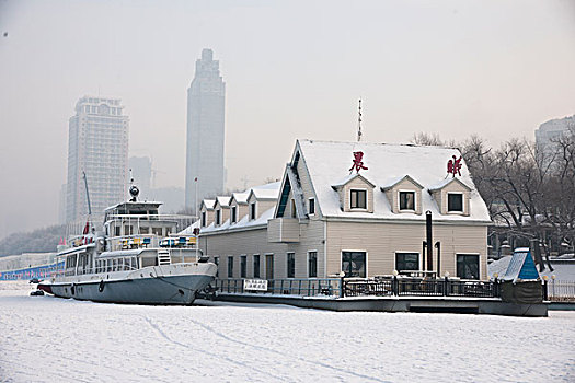哈尔滨松花江上冰冻的游船