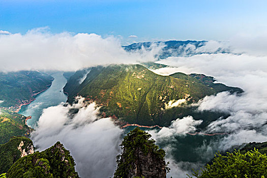 俯视白云缭绕的群山和长江