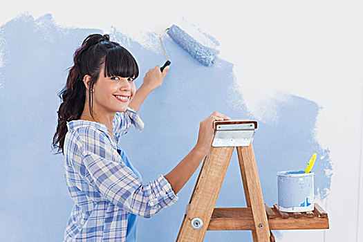 女人,油漆滚,颜料,墙壁,看镜头,微笑,靠着,梯子