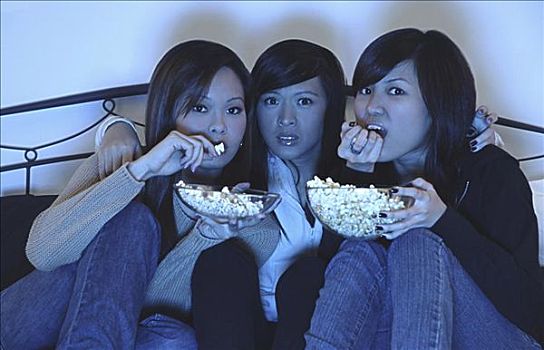三个女孩,卧室,吃,爆米花,看电视