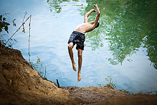 绿洲,青少年,湖,跳跃