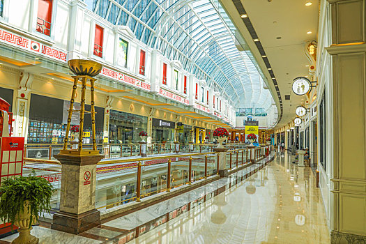 购物广场内部中庭购物回廊和玻璃天棚