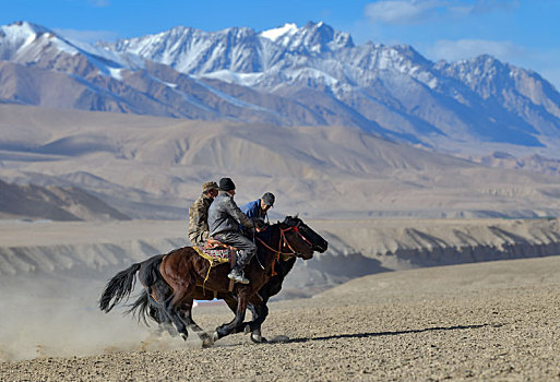 帕米尔高原上的塔吉克族叨羊