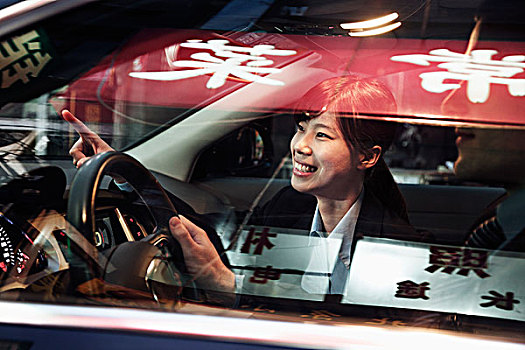 微笑,职业女性,指向,室外,汽车,驾驶,北京,夜晚