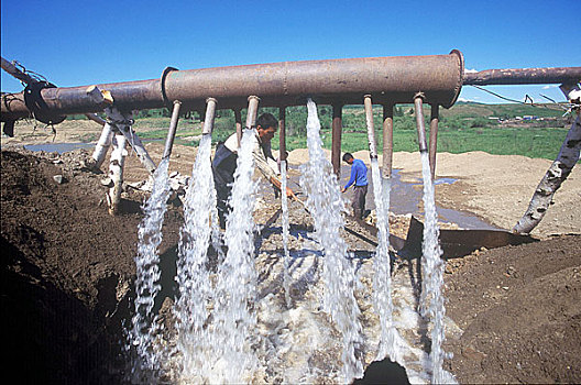 内蒙额尔古纳当地人用原始的水冲发淘金