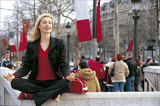 巴黎,道路,女人,坐,矮墙