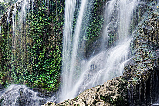 在中国一侧为著名的德天大瀑布,越南一侧为板约瀑布,共同组成气势磅礴的世界第二大跨国瀑布