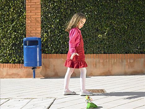 女孩,5-7岁,落下,公路,靠近,公用,垃圾箱,阿利坎特,西班牙