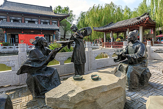 济南百花洲街区街头古人喝茶雕塑
