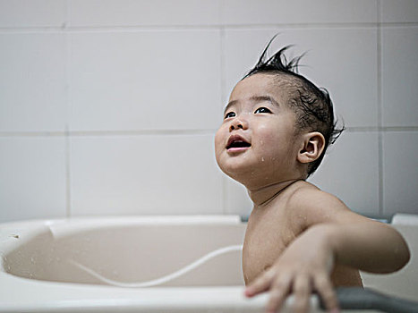 洗澡的男婴