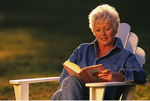 成年,女人,宽木躺椅,读,书本,户外