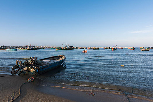 海南乐东黎族自治县莺歌海渔港的早晨
