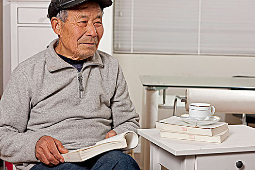 坐在房间里看书的老人