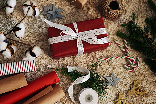 圣诞礼物,包装纸,线,铃,地毯