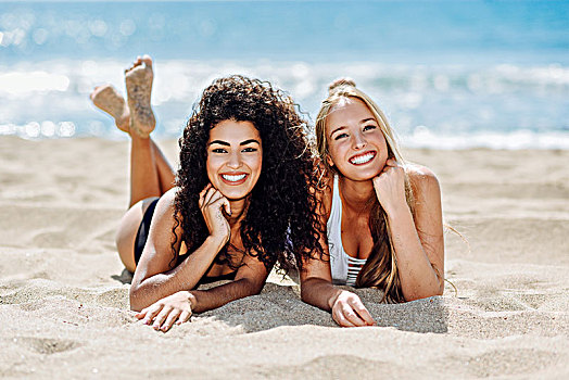 两个,美女,身体,泳衣,热带,热带沙滩,有趣,白人,阿拉伯,女性,穿,黑白,躺着,沙子,海滩