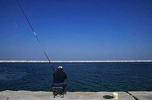 纳克索斯海边钓鱼