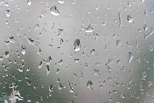 下雨后窗户玻璃上的水珠