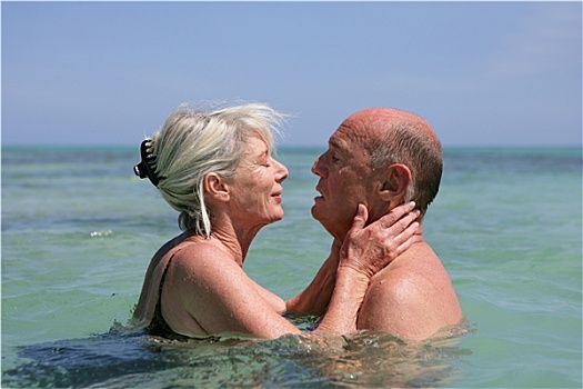 老年,夫妻,游泳,海中