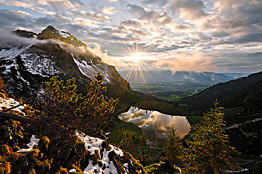 德国,巴伐利亚,阿尔卑斯山,高山湖,逆光