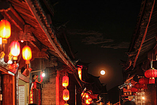 丽江古城夜景月亮