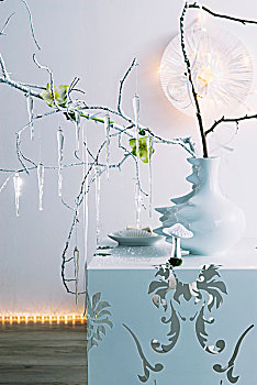 艺术,玻璃,冰柱,悬挂,细枝,白色,花瓶,立方体,边桌,墙壁,照亮,彩灯