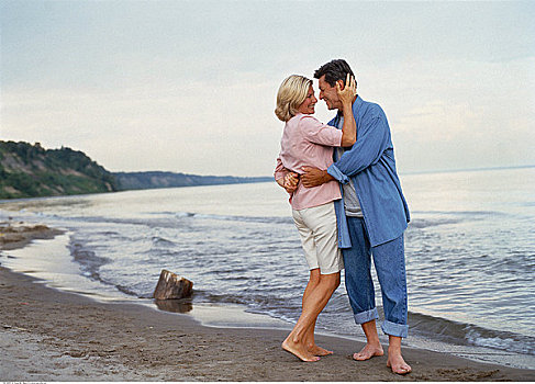 夫妻,站立,海滩,搂抱