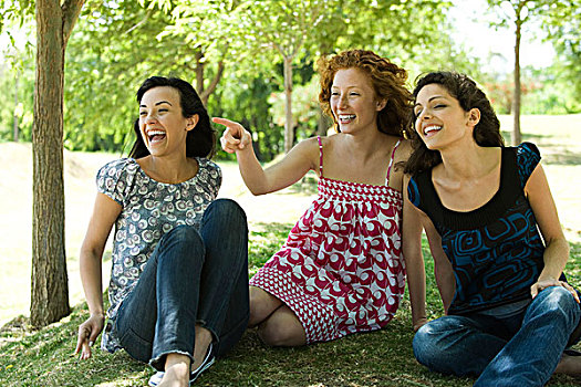 三个女人,年轻,坐,公园,笑,一个,指向