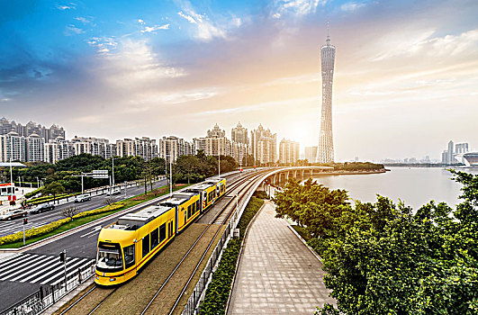 有軌電車在城市中穿梭