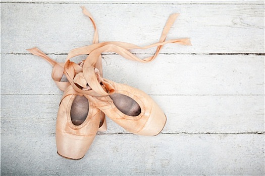 芭蕾舞鞋,木质背景