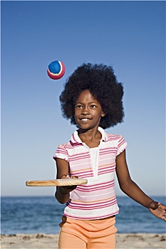 女孩,8-10岁,玩,球棒,球,沙滩,微笑,正面,头像