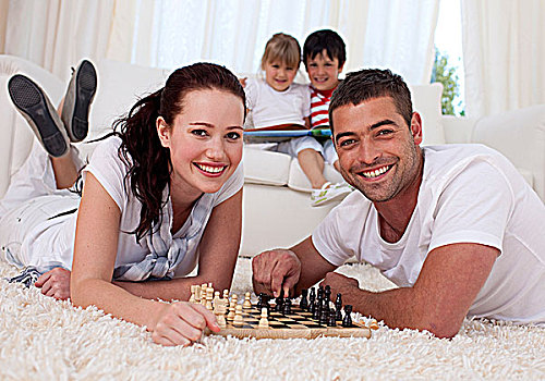 幸福伴侣,玩,下棋,地板,客厅