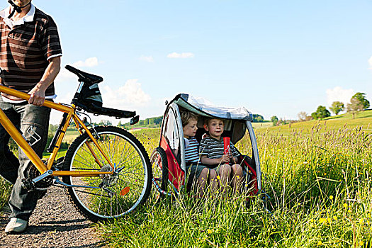 爸爸,驾驶,两个孩子,周末,旅游,自行车,夏天,美景,安全,防护,坐,拖车