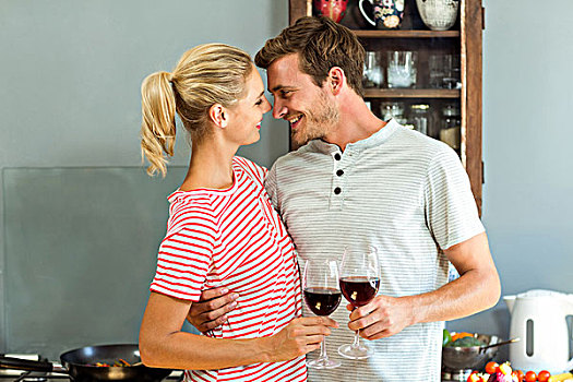 浪漫,情侣,拿着,葡萄酒杯,厨房,在家