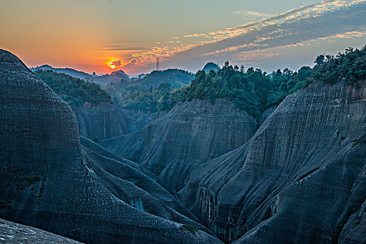 山,太阳,逆光,刺眼,线条,层次,驴友,旅行,地质公园,丹霞地貌,灌木,水潭,素材,质感,设计,细腻,纹理,树