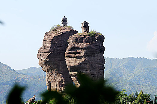 河北承德双塔山山巅岩柱之上辽代古塔奇观