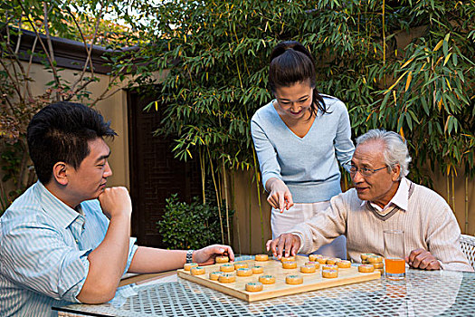 父子在庭院里下棋