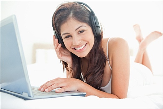 女人,正视,微笑,笔记本电脑,耳机