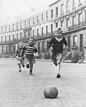 孩子,玩,足球,街上,20世纪50年代,英格兰,英国