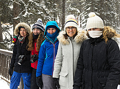母亲,四个,女儿,站立,冬服,峡谷,艾伯塔省,加拿大
