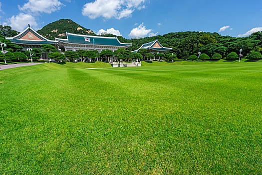 韩国总统府青瓦台本馆及草地风光